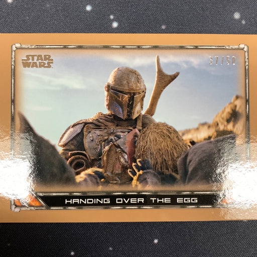 Star Wars - The Mandalorian 2020 -  024 - Handing over the Egg - Bronze Border - 37/50 Vintage Trading Card Singles Topps